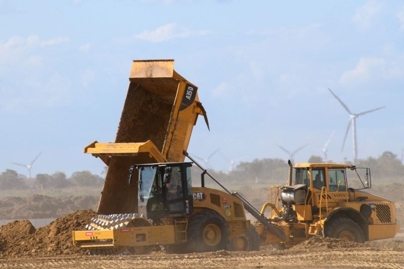 Baufahrzeuge auf der Baustelle der zunächst geplanten Intel-Fabriken im Sommer 2024. Ministerpräsident Haseloff hofft nun auf andere Ansiedlungen auf dem Gelände.