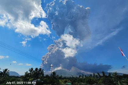Indonesischer Vulkan spuckt 18.000 Meter hohe Aschesäule