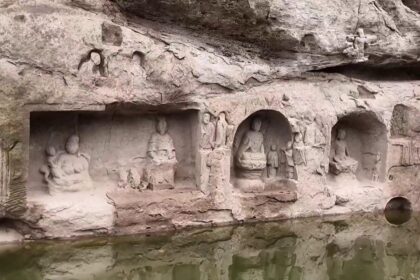 China: Überflutete Buddhastatuen tauchen wieder auf