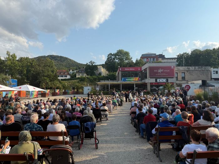 Die Menschen sind zum Jahrestag der Flutkatastrophe im Ahrtal im Kurpark zum Gedenken zusammengekommen.