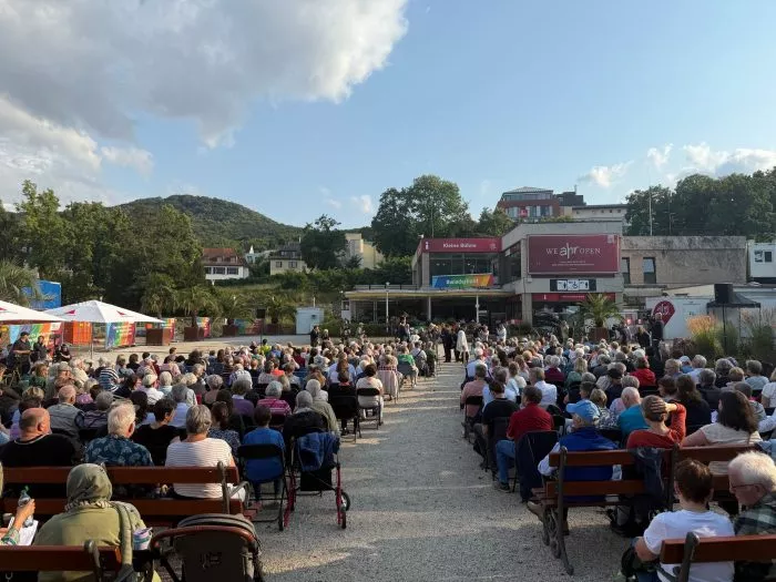 Die Menschen sind zum Jahrestag der Flutkatastrophe im Ahrtal im Kurpark zum Gedenken zusammengekommen.