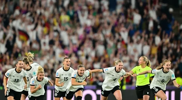 Völlig losgelöst: die deutschen Spielerinnen nach dem Halbfinal-Einzug.
