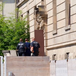 Tödlicher Messerangriff: 21-jähriger Verdächtiger gesteht Attacke und ist vorläufig in Psychiatrie