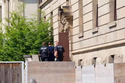 Tödlicher Messerangriff: 21-jähriger Verdächtiger gesteht Attacke und ist vorläufig in Psychiatrie