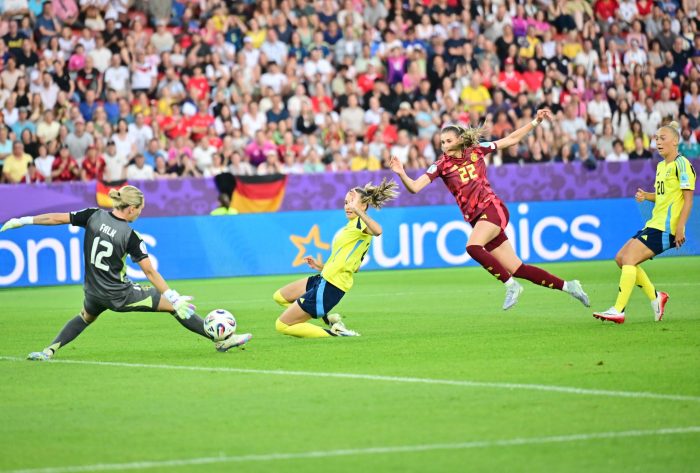 Da war noch alles in Ordnung für die DFB-Auswahl: Jule Brand (in Rot) erzielt das 1:0.