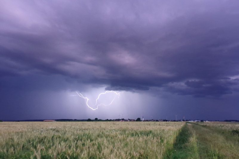 Der Deutsche Wetterdienst (DWD) sagt für die kommenden Tage Gewitter vorher.