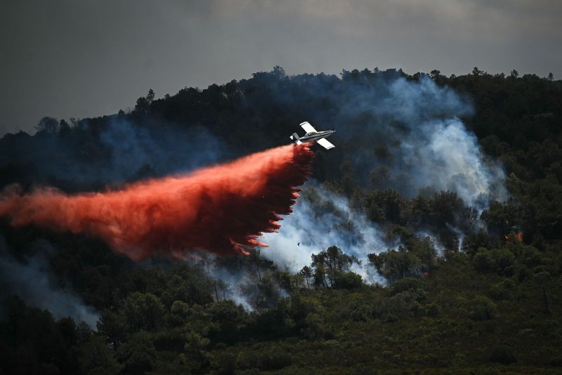 Nach einer Hitzewelle kämpft die Feuerwehr vielerorts in Südfrankreich gegen Waldbrände.