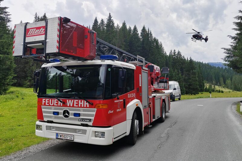Ein Einsatzfahrzeug der Feuerwehr steht in der Nähe der Absturzstelle eines Kleinflugzeugs im Gemeindegebiet von Krimml.