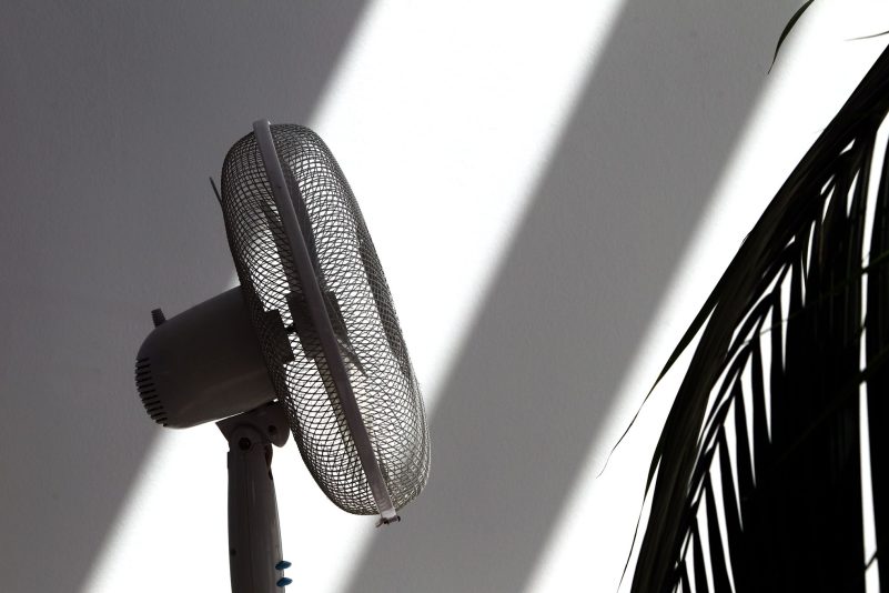 Ein Ventilator verschafft zumindest ein bisschen frische Luft bei Hitze.
