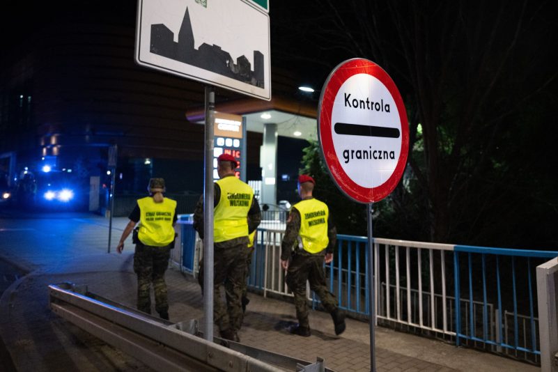 Polnische Grenzschützer gehen über die Stadtbrücke von Görlitz in Richtung Polen.