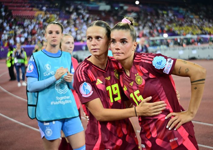 Klara Bühl (l) und Selina Cerci trösten sich nach dem 1:4.