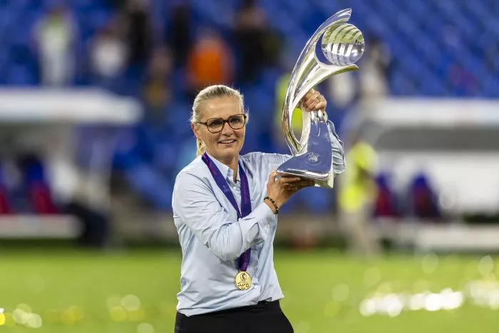 Da ist das Ding - mal wieder: Sarina Wiegman freut sich über ihren dritten EM-Titel.