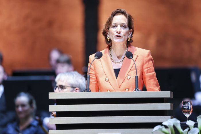 Applebaum sieht die Demokratien massiv in Gefahr.