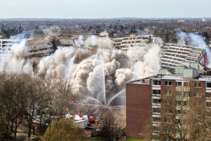 Hochhaus gesprengt: Dritter „Weißer Riese“ in Duisburger Problemviertel abgerissen