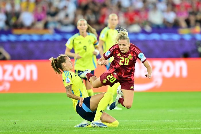Sturzflug gegen Schweden: Elisa Senß (r.) und die deutschen Fußballerinnen 