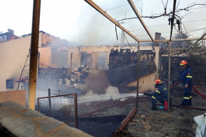 Griechenland bittet um Hilfe gegen Waldbrände: Feuer nahe Athen, Häuser in Flammen