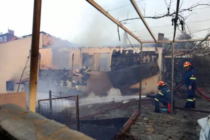 Griechenland bittet um Hilfe gegen Waldbrände: Feuer nahe Athen, Häuser in Flammen