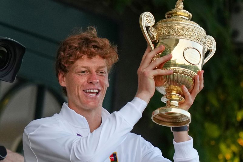 Jannik Sinner präsentiert die Trophäe für den Wimbledonsieg.