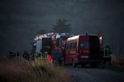 Über 1.000 Einsatzkräfte im Kampf gegen Waldbrände im Osten – Feuer ist noch nicht im Griff