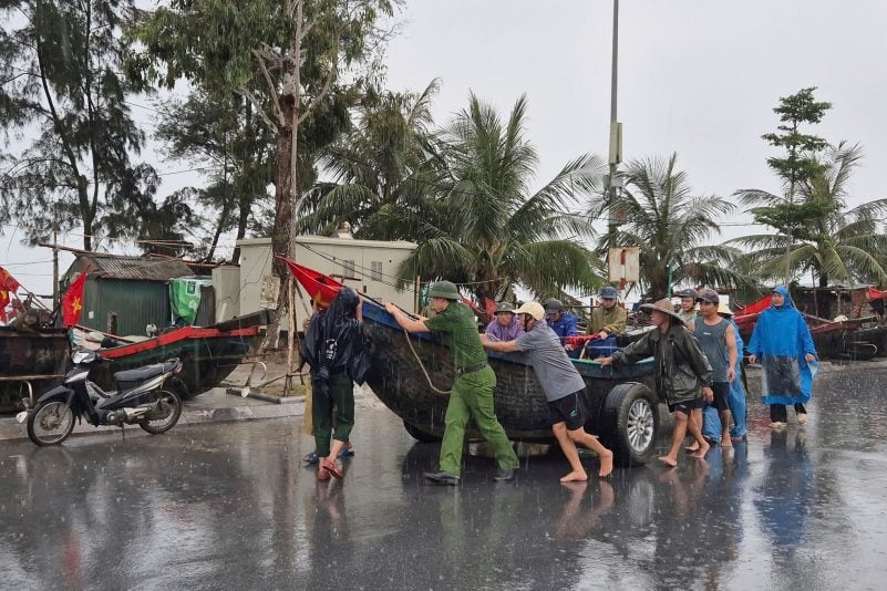 In Vietnam treffen die Menschen Vorbereitungen, um sich vor «Wipha» zu schützen.