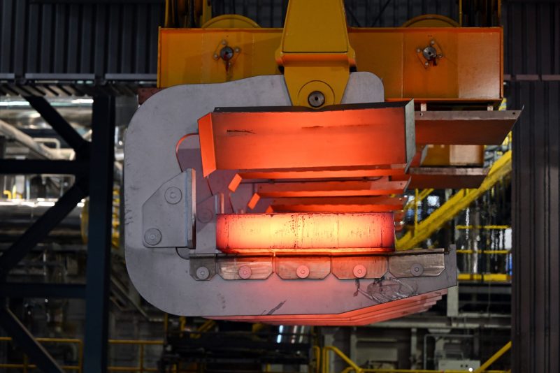 Stahlproduktion bei Thyssenkrupp-Steel: Hier wird flüssiger Stahl in große feste Blöcke, sogenannte Brammen, gewandelt.