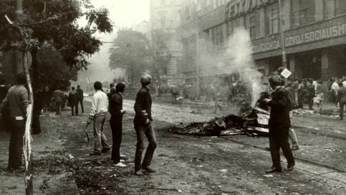 El 21 de agosto de 1968, durante la invasión soviética en Praga, el personal de la radio estatal fue la voz de la ciudadanía: informaron sin parar hasta que los soldados tomaron el edificio y apagaron la señal. (Imagen de Jiří Haleš, cortesía de Paměť národa)
