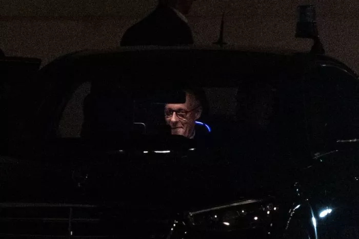 Bundeskanzler Friedrich Merz verlässt in der Nacht das Kanzleramt.
