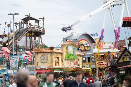 NRW: Teil von Kirmesgondel fällt auf Besucher und verletzt ihn