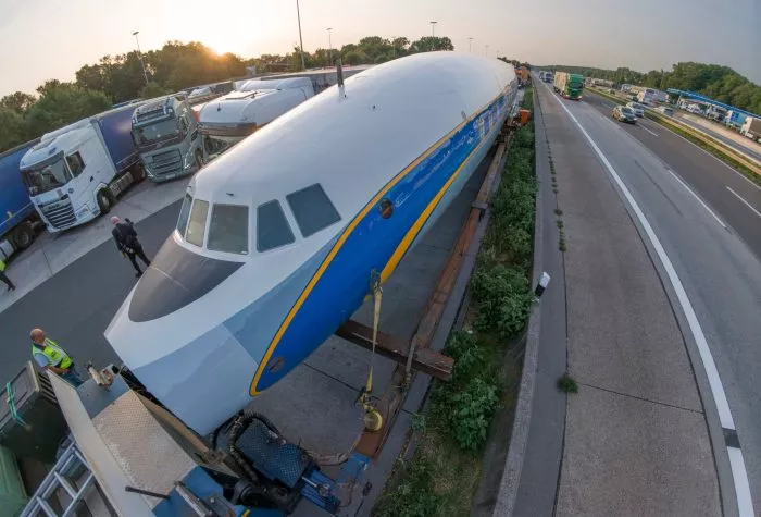 Per Schwertransport kommt das historische Flugzeug nach Frankfurt.