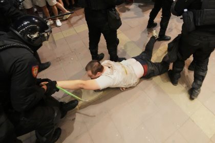 Proteste in Belgrad: Zehn Monate nach Einsturz fordern Menschen Neuwahlen