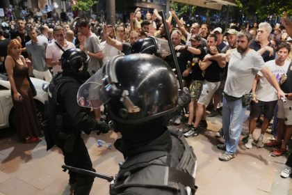 Demonstranten in Serbien attackieren Zentrale der Regierungspartei in Belgrad