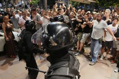 Demonstranten in Serbien attackieren Zentrale der Regierungspartei in Belgrad