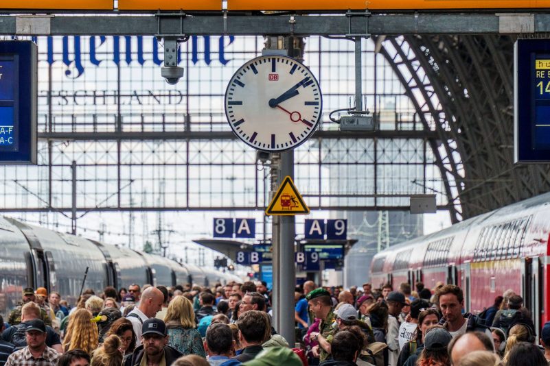 Die Bahn steckt in der Krise - nun soll es einen Wechsel an der Konzernspitze geben. (Archivbild)
