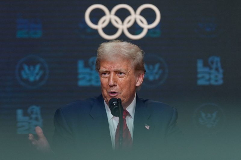 US-Präsident Donald Trump beantwortet Fragen von Reportern, nachdem er eine Anordnung über die Olympischen Spiele 2028 in Los Angeles unterzeichnet hat.