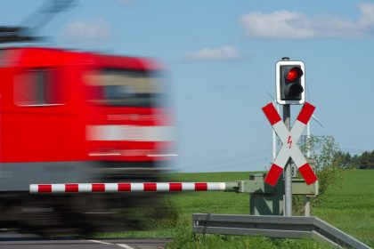 Auto steckt auf Gleisen fest – Rettung in letzter Sekunde