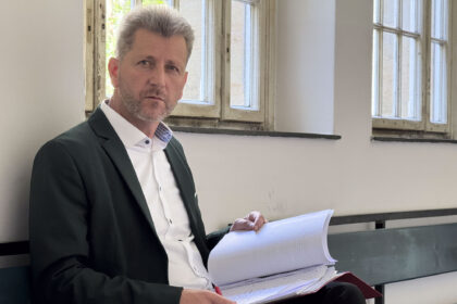 Corona-Demo-Pianist während Berufungsverhandlung festgenommen