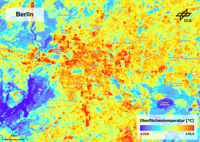 Sommerliche Temperaturen in Berlin: Sowohl Flughäfen und Industriegebiete als auch Wälder und Seen zeichnen sich im Wärmebild deutlich ab.