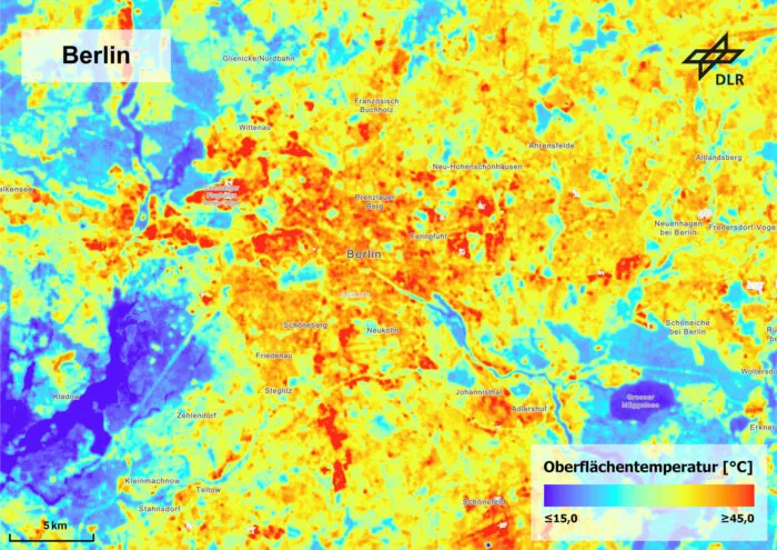 Sommerliche Temperaturen in Berlin: Sowohl Flughäfen und Industriegebiete als auch Wälder und Seen zeichnen sich im Wärmebild deutlich ab.