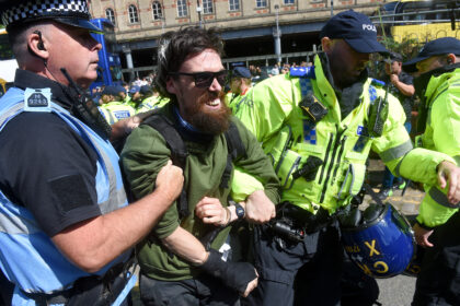 Zusammenstöße bei Protesten für „Remigration“ in Großbritannien