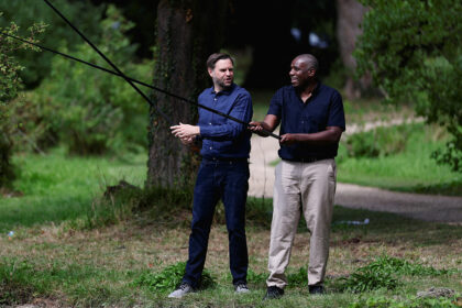Austausch beim Angeln: Vance und Lammy zu Gesprächen in Südengland zusammengetroffen