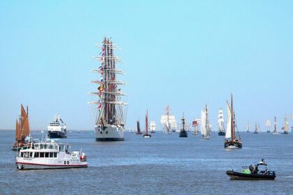 Bremerhaven: Schiff gerät bei Einlaufparade für Sail-Festival in Brand