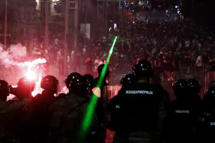 Belgrad: Proteste gegen Serbiens Präsident Vučić eskalieren – Gewalt, Brände und Festnahmen