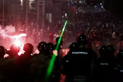 Belgrad: Proteste gegen Serbiens Präsident Vučić eskalieren - Gewalt, Brände und Festnahmen