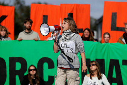 Greta Thunberg und weitere Aktivisten blockieren norwegische Ölraffinerie