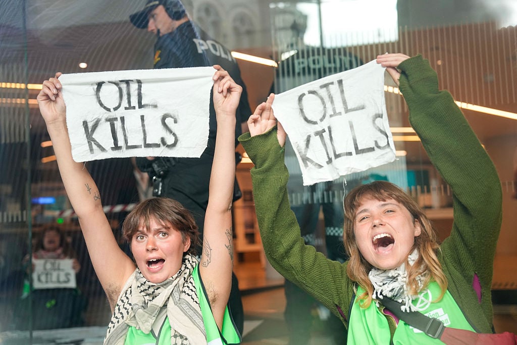 Klimaaktivisten-um-Thunberg-blockieren-Hauptstra-e-von-Oslo-und-fordern-l-Ausstieg