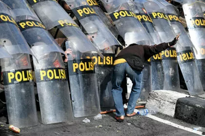 Proteste in Indonesien spitzen sich zu: Drei Tote - Demonstranten zünden Rathaus an