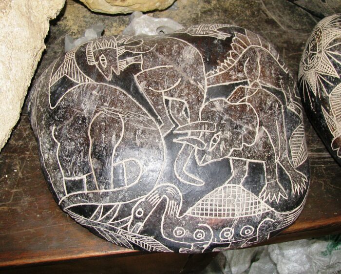Dieser Ica-Stein zeigt verschiedene Dinosaurier