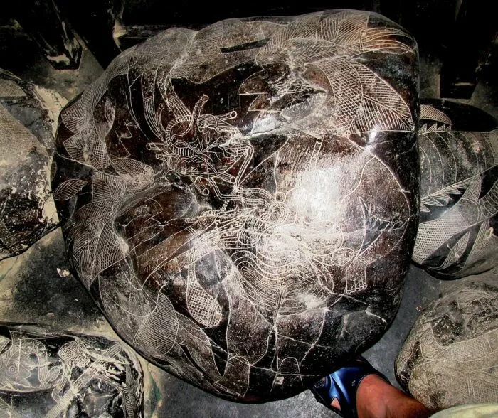 Dieser Stein zeigt eine Person mit einem menschlichen Herzen in der Hand