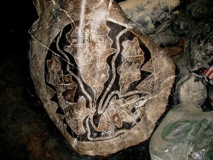 Ica-Stein, der eine Karte darzustellen scheint