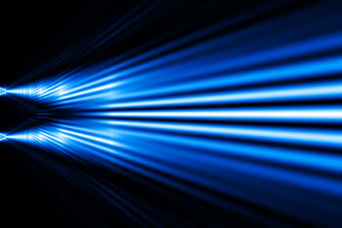 Sowohl Elektronen als auch Photonen (Licht) offenbaren im Doppelspaltexperiment ihren Wellencharakter und erzeugen ein Interferenzmuster.